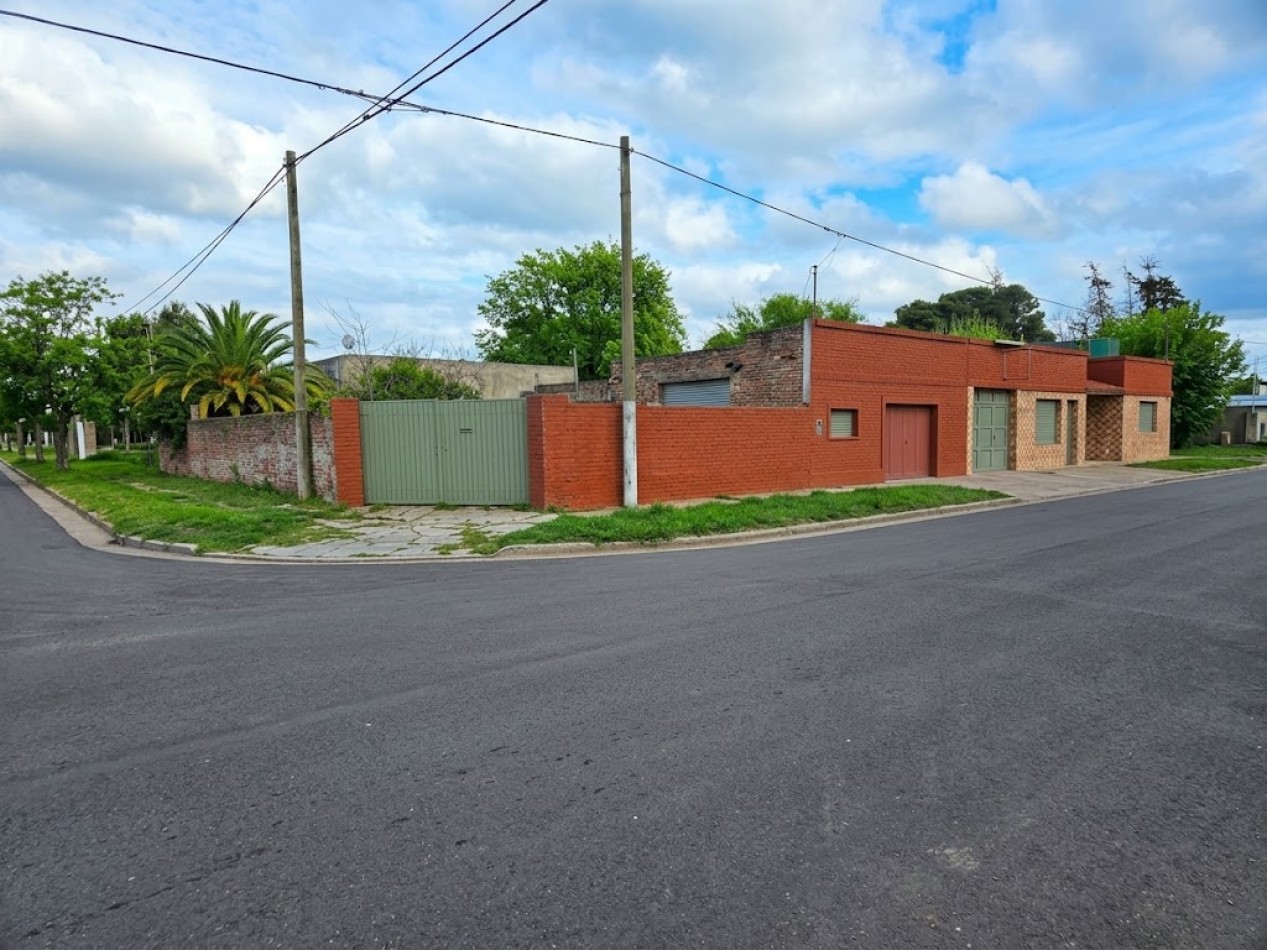 CASA CON LOCAL COMERCIAL Y GALPON EN ESQUINA - ORIENTE