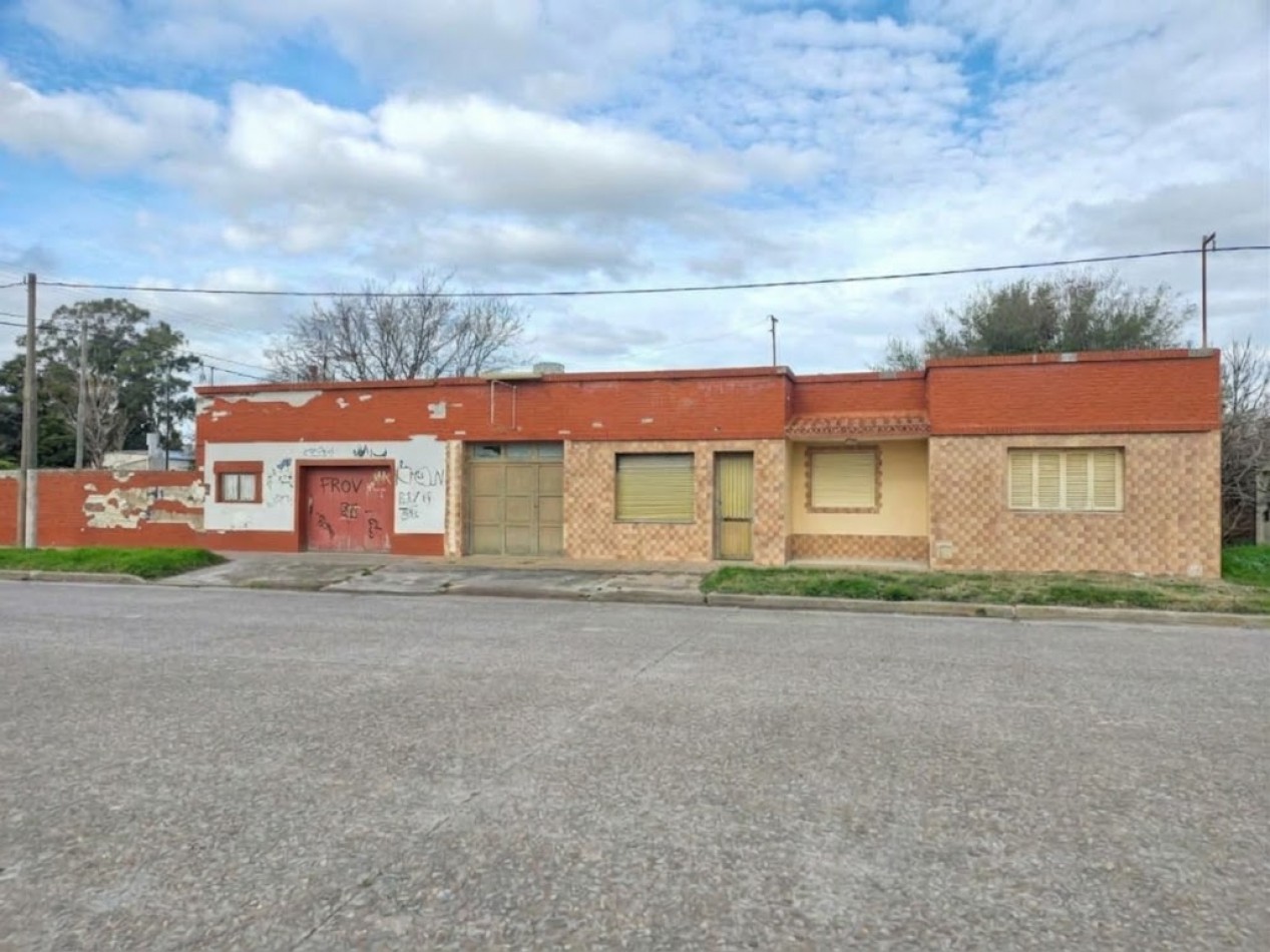 CASA CON LOCAL COMERCIAL Y GALPON EN ESQUINA - ORIENTE