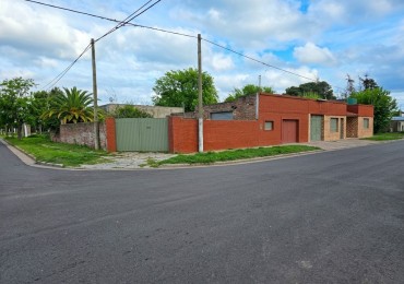 CASA CON LOCAL COMERCIAL Y GALPON EN ESQUINA - ORIENTE